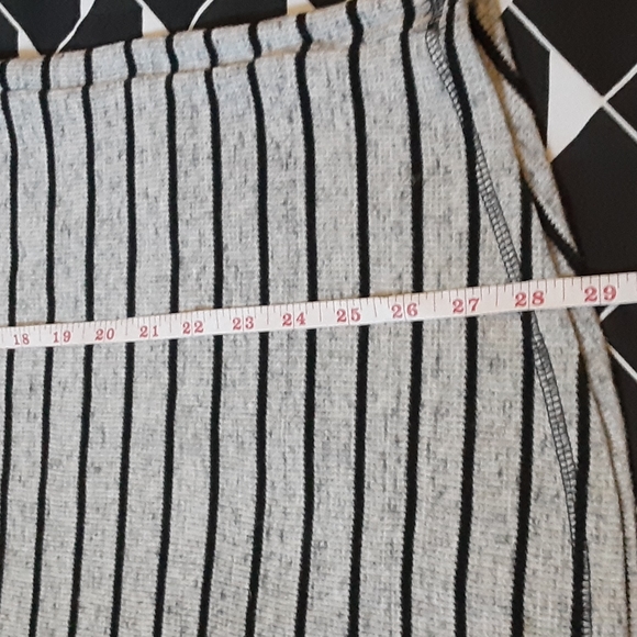 MOSSIMO SUPPLY CO GRAY AND BLACK STRIPED TOP,  SIZE XL - Picture 4 of 6